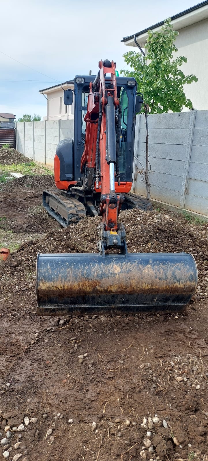 Inchiriere buldoexcavator/excavator, cilindru compactor Peris