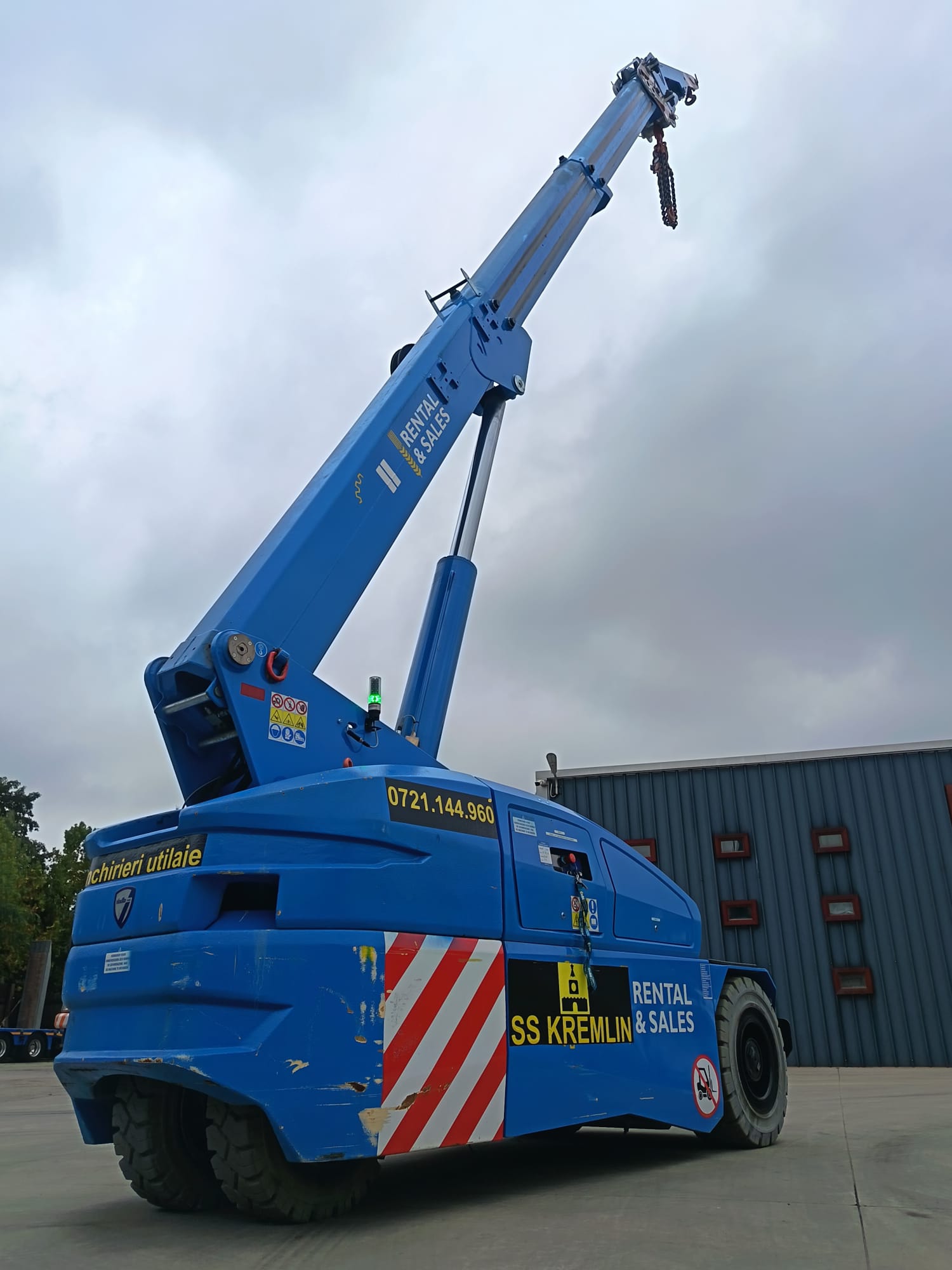 Închiriez mini-macara Valla 8T